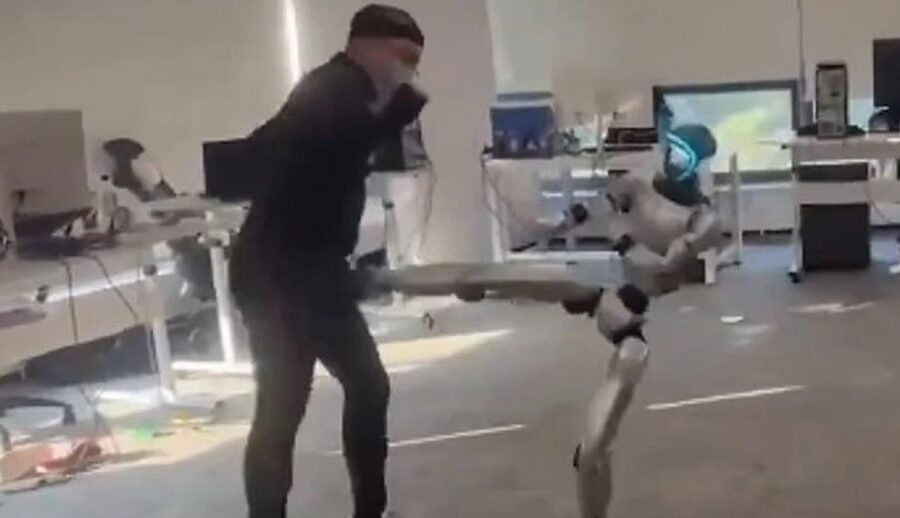 मानव चाल नक्कल गर्ने रोबोटले मानिसको कम्मर र तिध्रा बिचको भागमा लात हानेको क्षण भाइरल