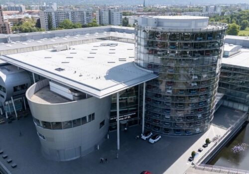 फक्सवागनले कार उत्पादन बन्द गर्दै प्रतिष्ठित ड्रेसडेन कारखानालाई एक नवप्रवर्तन केन्द्रमा रूपान्तरण गर्ने