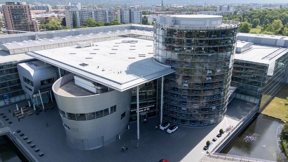 फक्सवागनले कार उत्पादन बन्द गर्दै प्रतिष्ठित ड्रेसडेन कारखानालाई एक नवप्रवर्तन केन्द्रमा रूपान्तरण गर्ने