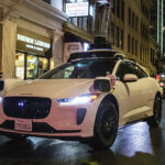 वेमोले आफ्नो रोबोटट्याक्सीको ढोका बन्द गर्न डोरड्याशका कामदारहरूलाई भुक्तानी गर्दै