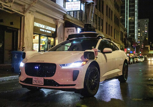 वेमोले आफ्नो रोबोटट्याक्सीको ढोका बन्द गर्न डोरड्याशका कामदारहरूलाई भुक्तानी गर्दै