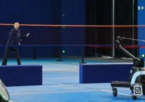 रोबोटले ब्याडमिन्टन खेल्दै विश्व कीर्तिमान कायम गर्यो