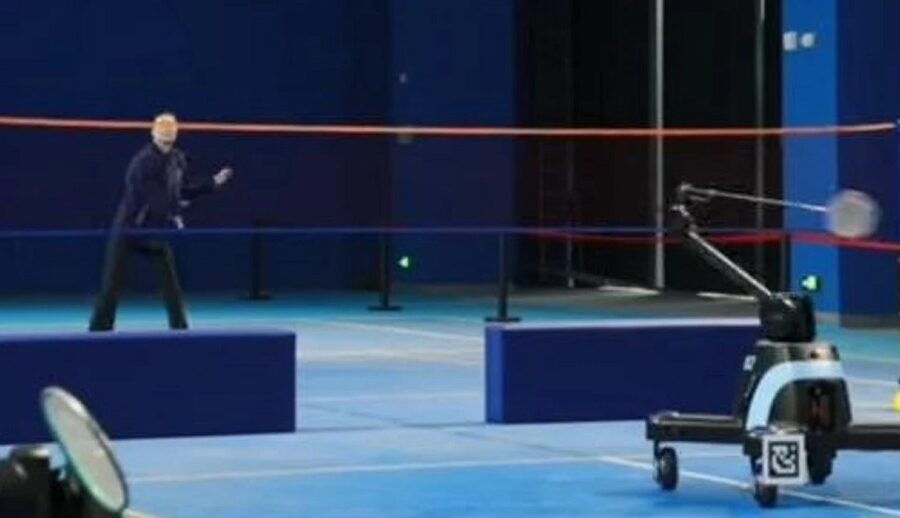 रोबोटले ब्याडमिन्टन खेल्दै विश्व कीर्तिमान कायम गर्यो