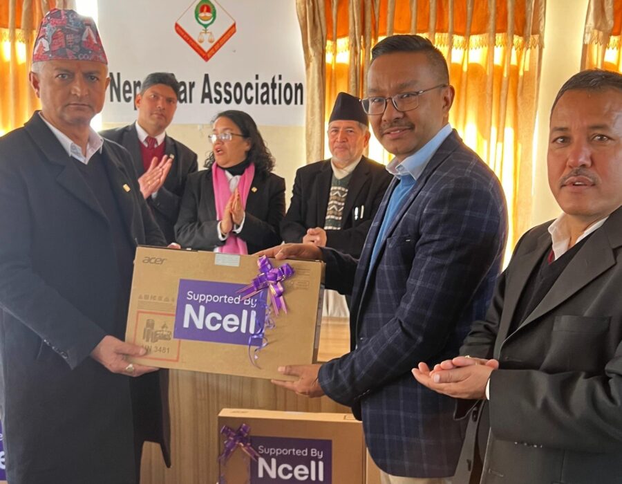 एनसेलद्वारा बार एशोसिएशनलाई आईसीटी उपकरण हस्तान्तरण