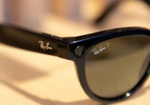 मेटाले रे-ब्यान डिस्प्लेको अन्तर्राष्ट्रिय वितरण स्थगित गर्यो