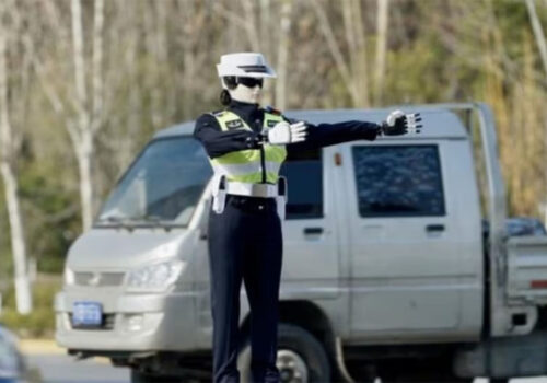 चीनमा रोबोट प्रहरीले ट्राफिक व्यवस्थापन गर्ने, चालकहरुलाई ट्राफिक इशारा दिने
