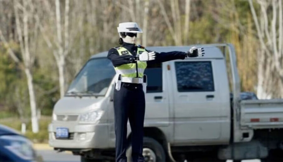 चीनमा रोबोट प्रहरीले ट्राफिक व्यवस्थापन गर्ने, चालकहरुलाई ट्राफिक इशारा दिने