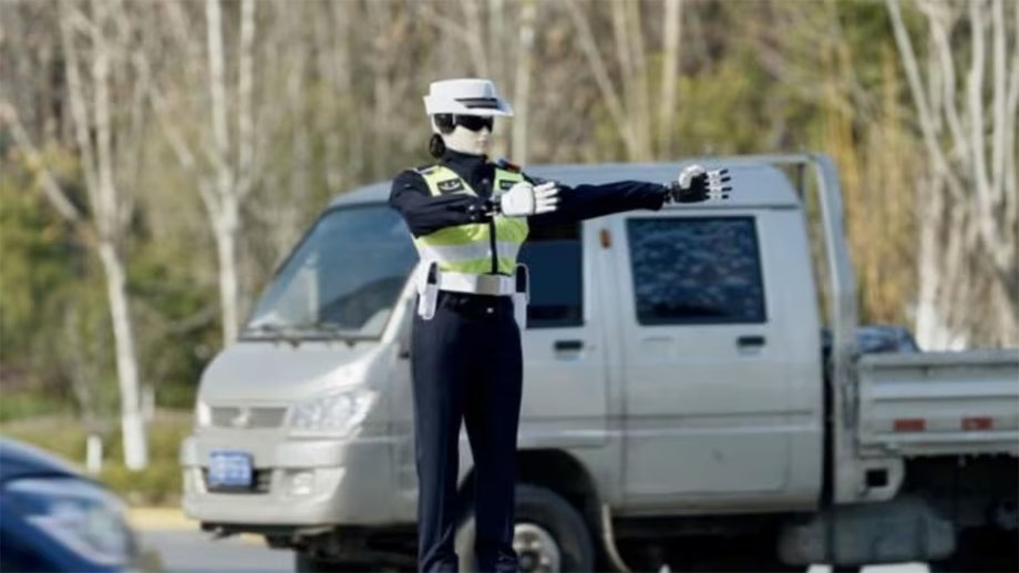 चीनमा रोबोट प्रहरीले ट्राफिक व्यवस्थापन गर्ने, चालकहरुलाई ट्राफिक इशारा दिने
