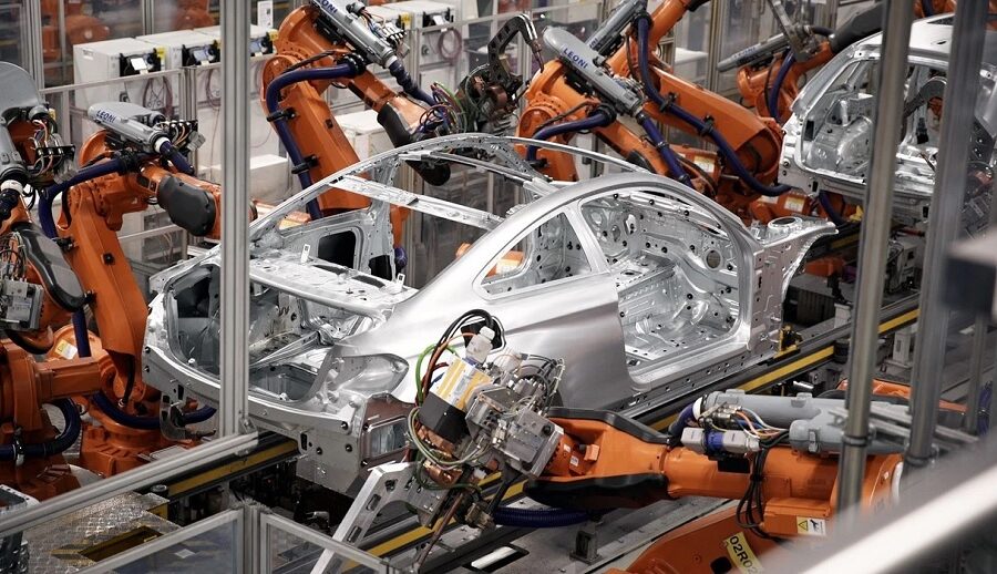 रोबोटहरूले सम्पूर्ण कार बनाउने विश्वको पहिलो कारखाना वास्तविकतामा परिणत हुँदै