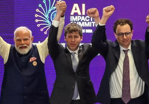 ओपनएआई र एन्थ्रोपिक मालिकहरू बीच स्पष्ट तनाव – फोटो खिच्दा एक अर्काको हात समात्न अस्वीकार गरे