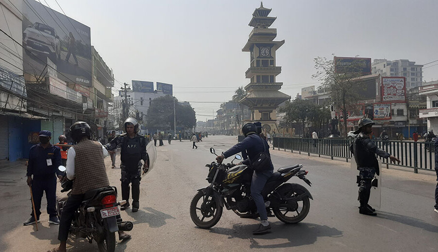 अवैध रूपमा भारतबाट नेपाल भित्र्याइएका २२ थान इलेक्ट्रिक स्कुटर नियन्त्रणमा