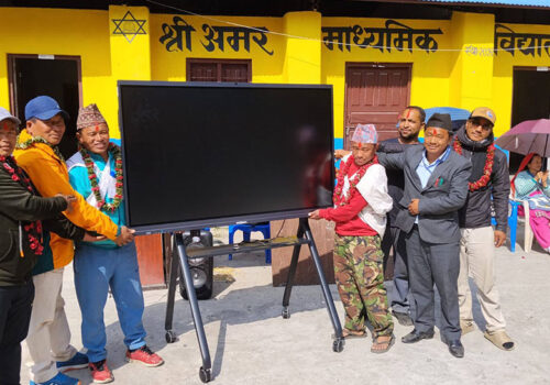 चिमखोलाका विद्यालयलाई ‘स्मार्ट बोर्ड’ सहयोग