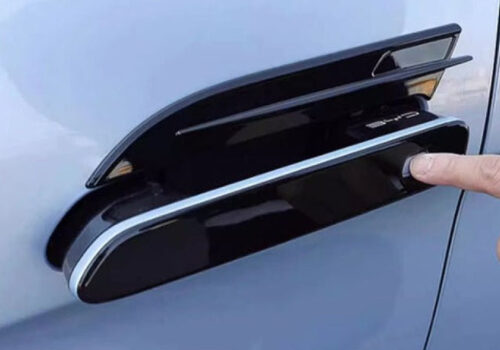 चीनको नयाँ अटो सुरक्षा मापदण्ड: विद्युतीय गाडीको डोर ह्यान्डल नदेखिने गरि राख्न प्रतिबन्ध