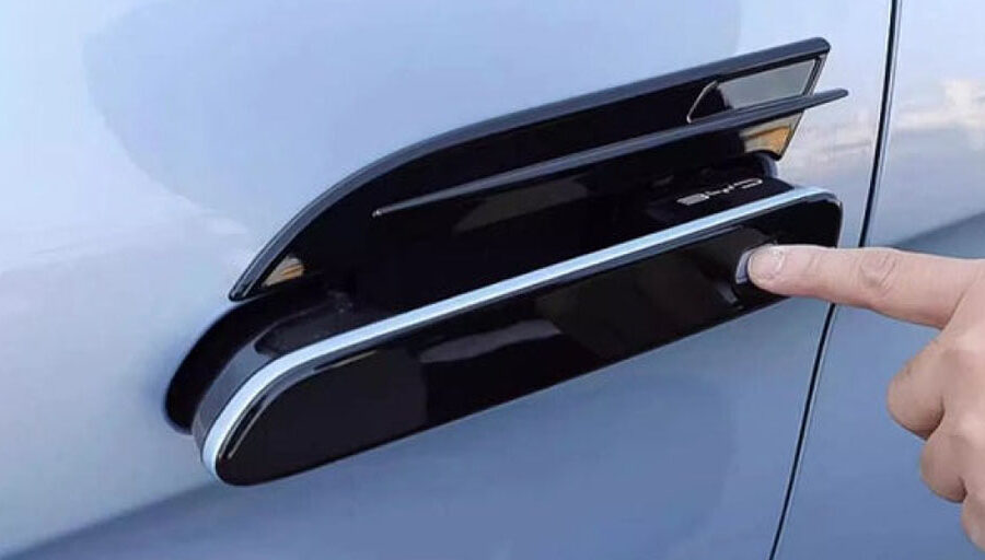 चीनको नयाँ अटो सुरक्षा मापदण्ड: विद्युतीय गाडीको डोर ह्यान्डल नदेखिने गरि राख्न प्रतिबन्ध