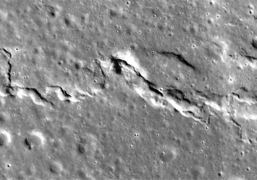 चन्द्रमाको सतह खुम्चँदै, नासाको आर्टेमिस मिसनमा बाधा पुग्ला ? यस्तो छ वैज्ञानिकहरूको भनाई