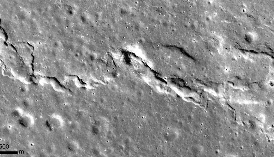 चन्द्रमाको सतह खुम्चँदै, नासाको आर्टेमिस मिसनमा बाधा पुग्ला ? यस्तो छ वैज्ञानिकहरूको भनाई