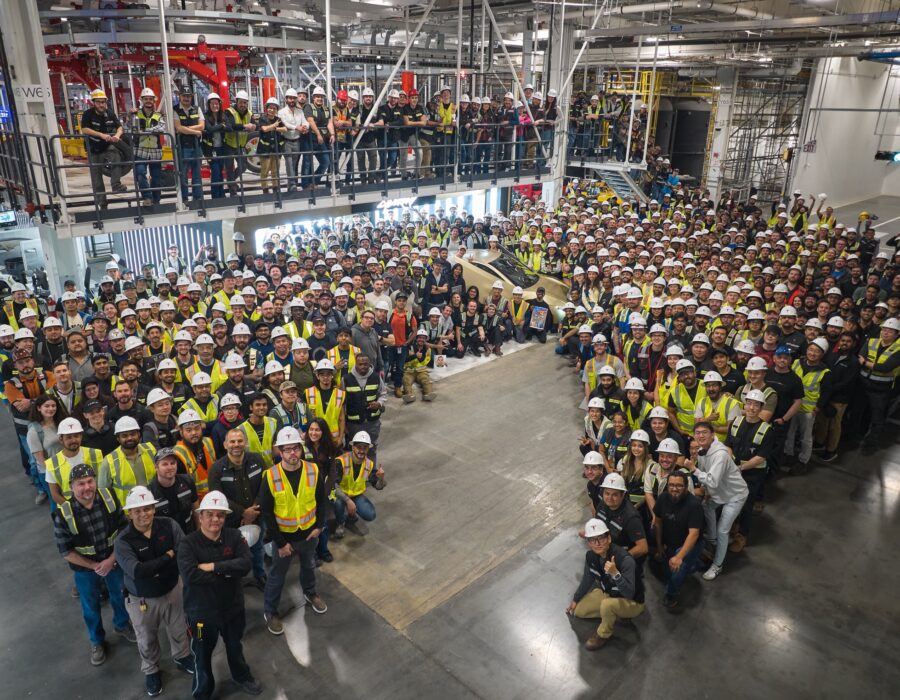 टेस्लाले अमेरिकाको टेक्सासमा निर्मित पहिलो साइबरक्याब अनावरण गर्यो