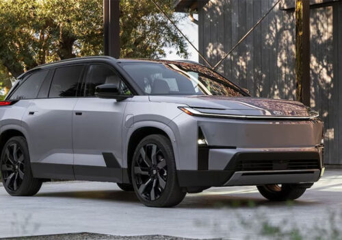 टोयोटाले हाइल्याण्डर ईभी प्रस्तुत गर्यो, ५०० किलोमिटर भन्दा बढीको रेन्ज