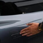 चीनले विद्युतीय सवारी साधनहरूको “हिडन डोर ह्यान्डलहरू” माथि प्रतिबन्ध लगायो