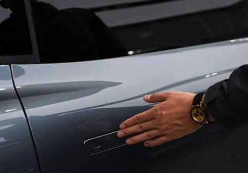 चीनले विद्युतीय सवारी साधनहरूको “हिडन डोर ह्यान्डलहरू” माथि प्रतिबन्ध लगायो