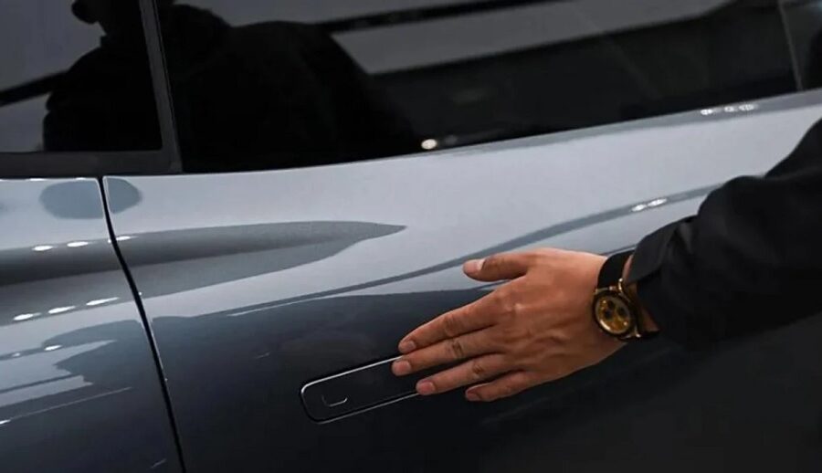 चीनले विद्युतीय सवारी साधनहरूको “हिडन डोर ह्यान्डलहरू” माथि प्रतिबन्ध लगायो