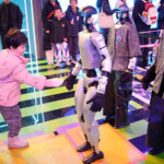 चीनको चन्द्र नयाँ वर्षको उत्सवका लागि ह्युमोइड रोबोटहरु तयार