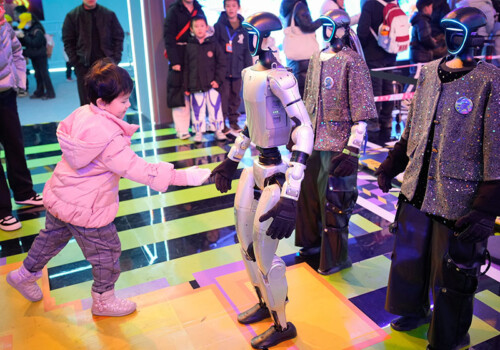 चीनको चन्द्र नयाँ वर्षको उत्सवका लागि ह्युमोइड रोबोटहरु तयार