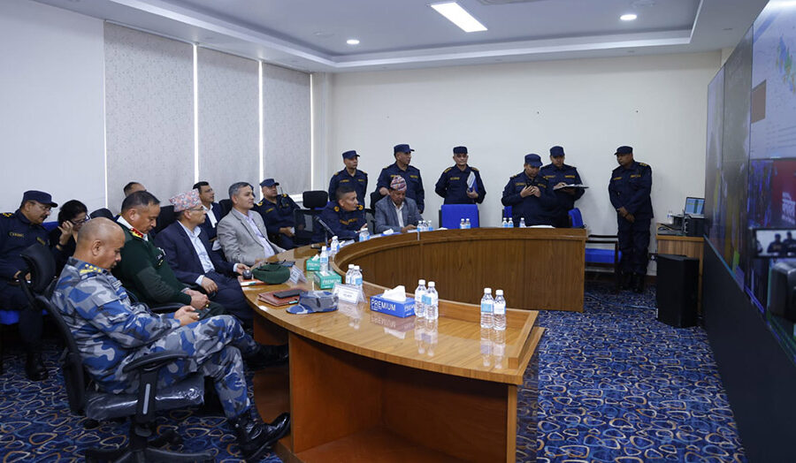 गृहमन्त्री अर्यालद्वारा निर्वाचन व्यवस्थापन सूचना प्रणाली निरीक्षण, संवेदनशील स्थलमा भिडियो सर्भिलेन्स क्यामरा सहितको रेडियो सेट