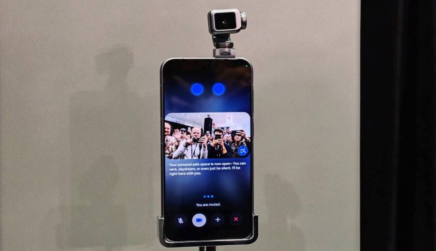 अनरले ल्यायो ‘रोबोट फोन’, प्रतिक्रिया दिन र संगीतको तालमा नाच्न सक्ने दाबी