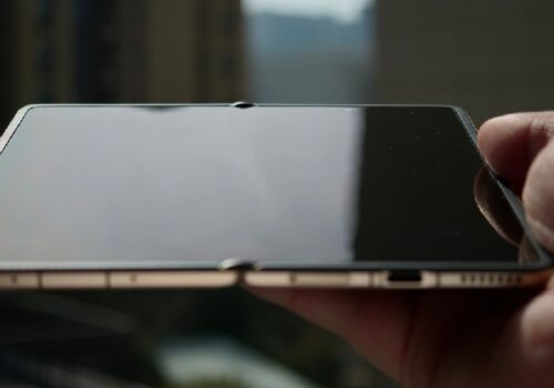 अनरका कार्यकारीले म्याजिक भी६ को क्रिज–मुक्त डिस्प्ले प्रदर्शन गरे