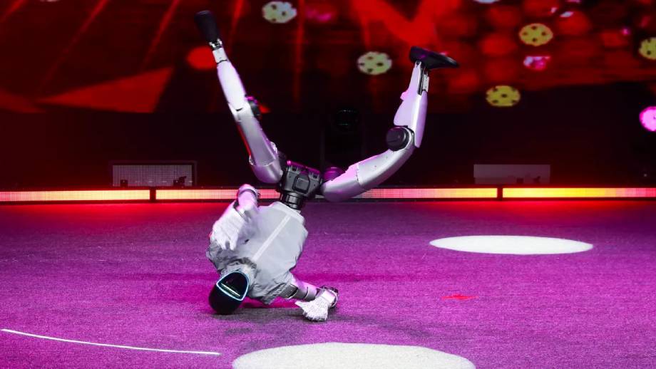 क्यालिफोर्नियाको एक रेस्टुरेन्टमा नाच्ने मानवजस्तै रोबोट अनियन्त्रित भएपछि…