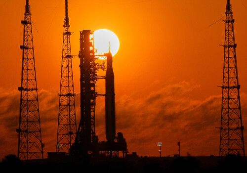 नासाले गेटवे लुनार स्टेशनलाई रोक्ने, चन्द्रमामा फिर्ता जाने अभियानको गति बढाउने