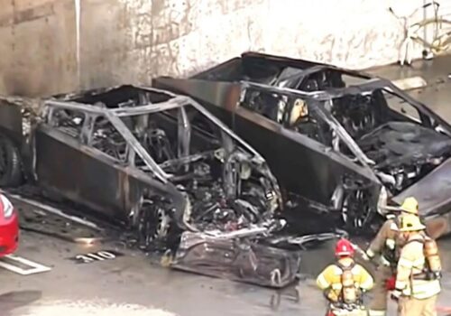 क्यालिफोर्नियामा दुई साइबरट्रकमा आगलागी, आगलागीको कारण कसैलाई थाहा छैन