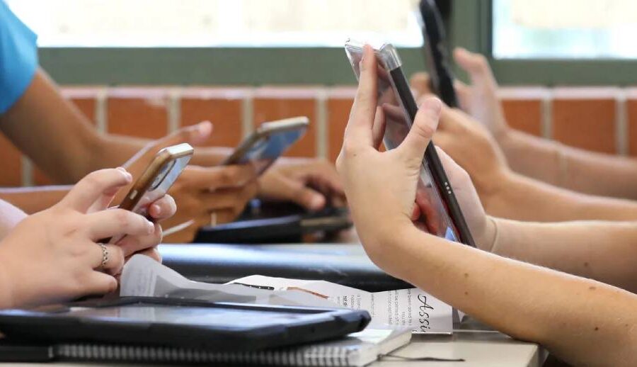 एआईका कारण विद्यार्थीहरूको समालोचनात्मक क्षमता घट्दै गएको बेलायतका अङ्रेजी शिक्षकहरूको धारणा