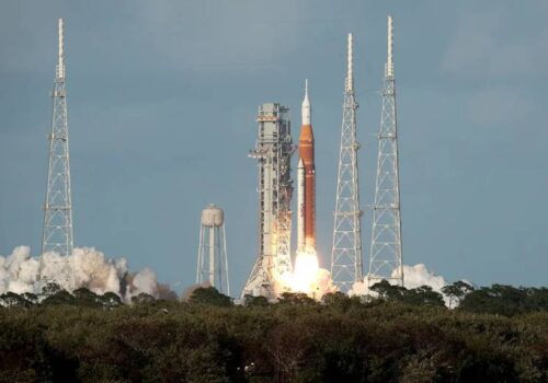 अन्तत: उड्यो आर्टेमिस टू: ५४ वर्षपछि मानव जातिको पाइला पुन: चन्द्रमामा टेकिँदै