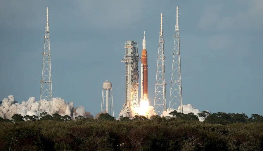 अन्तत: उड्यो आर्टेमिस टू: ५४ वर्षपछि मानव जातिको पाइला पुन: चन्द्रमामा टेकिँदै