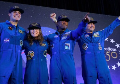 रेकर्ड यात्रा सकेर आर्टेमिस टोलीको घर फिर्ती