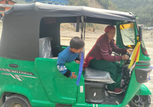 अटो चलाएर आत्मनिर्भर बन्दै महिला