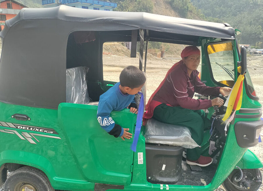 अटो चलाएर आत्मनिर्भर बन्दै महिला