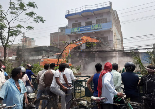 सडक विस्तारले वीरगञ्जको विद्युत् तथा इन्टरनेट सेवा अवरुद्ध