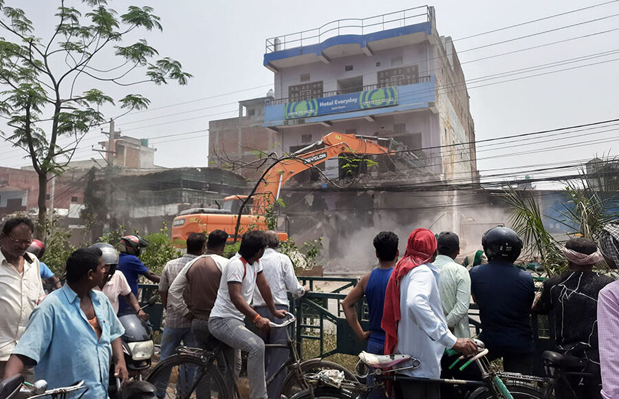 सडक विस्तारले वीरगञ्जको विद्युत् तथा इन्टरनेट सेवा अवरुद्ध