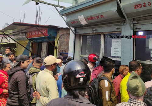 एक लाख ७५ हजार लाईसेन्स कार्ड छापिएर आएपछि यातायात व्यवस्था कार्यालय भक्तपुरमा सेवाग्राहीको लामो लाइन