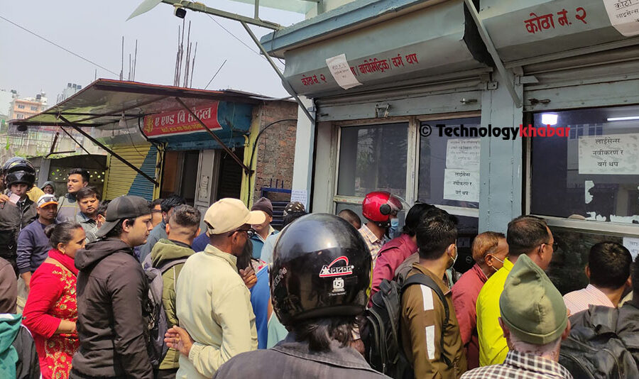 एक लाख ७५ हजार लाईसेन्स कार्ड छापिएर आएपछि यातायात व्यवस्था कार्यालय भक्तपुरमा सेवाग्राहीको लामो लाइन