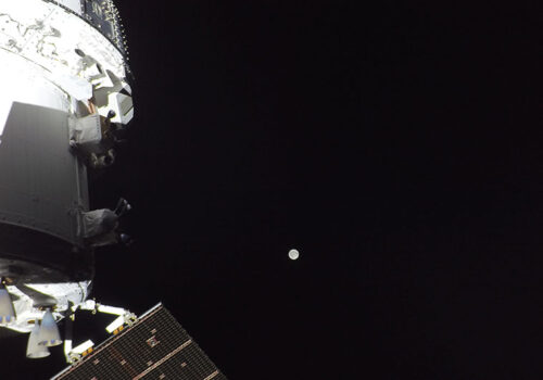 आर्टेमिस अन्तरिक्ष यात्रीहरूले चन्द्रमा तर्फ जाने बाटोको आधा पार गरे