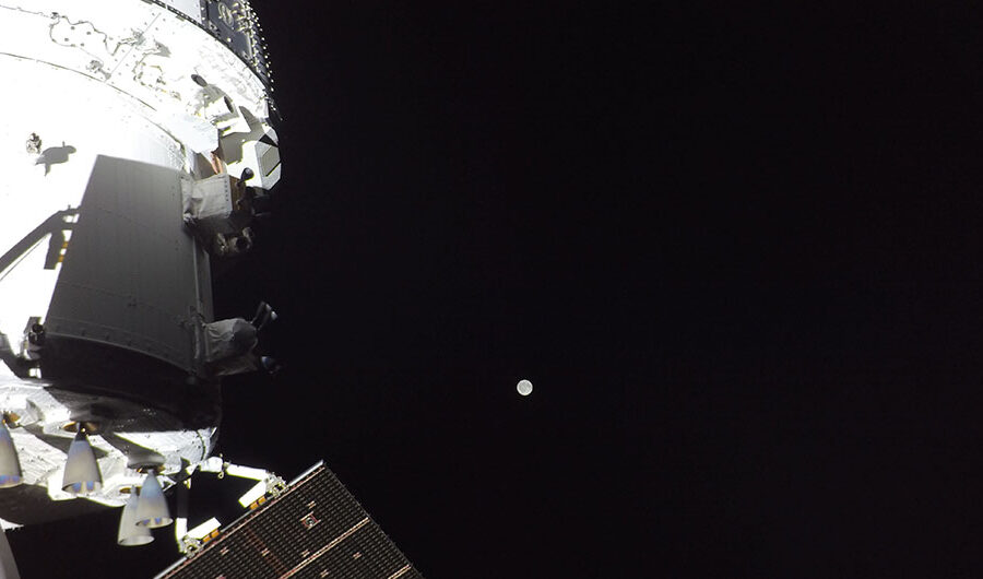 आर्टेमिस अन्तरिक्ष यात्रीहरूले चन्द्रमा तर्फ जाने बाटोको आधा पार गरे