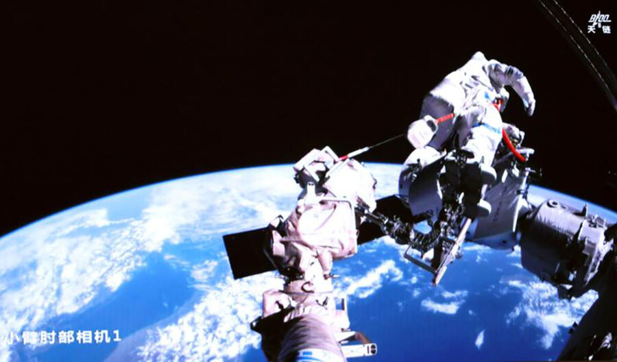 Shenzhou-21 astronauts arrive in Beijing