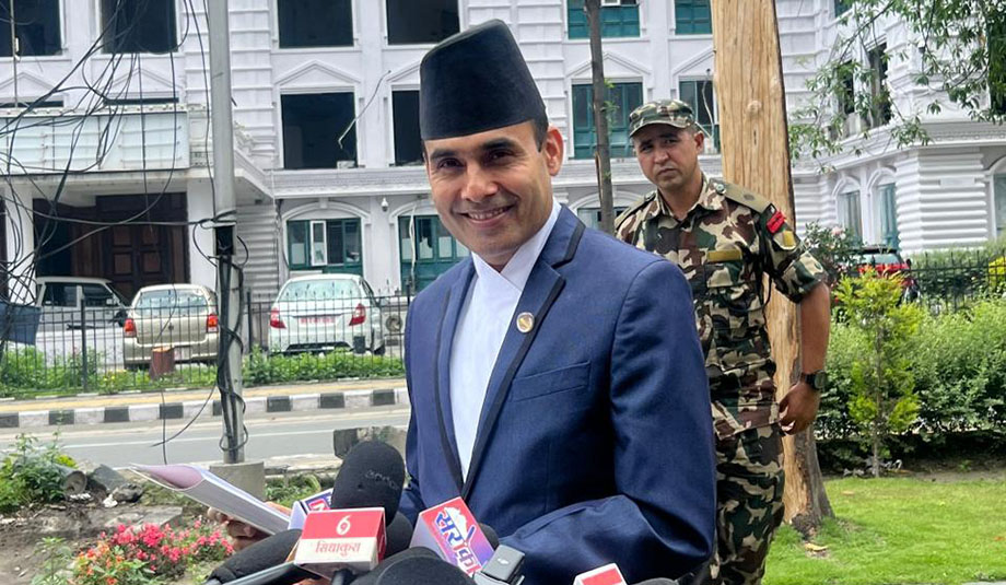 सामाजिक सञ्जालमा आलोचना भएपछि सञ्चारमन्त्री तिमिल्सिनाले लेखे अर्को कविता- ‘आगोका लप्काहरू निभाइ छाड्ने छौं’