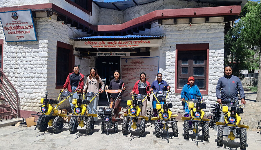 मुस्ताङका किसानलाई अनुदानमा हाते ट्याक्टर
