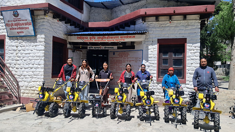 मुस्ताङका किसानलाई अनुदानमा हाते ट्याक्टर