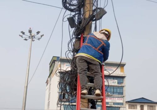 भरतपुरमा अव्यवस्थित तार हटाइँदै